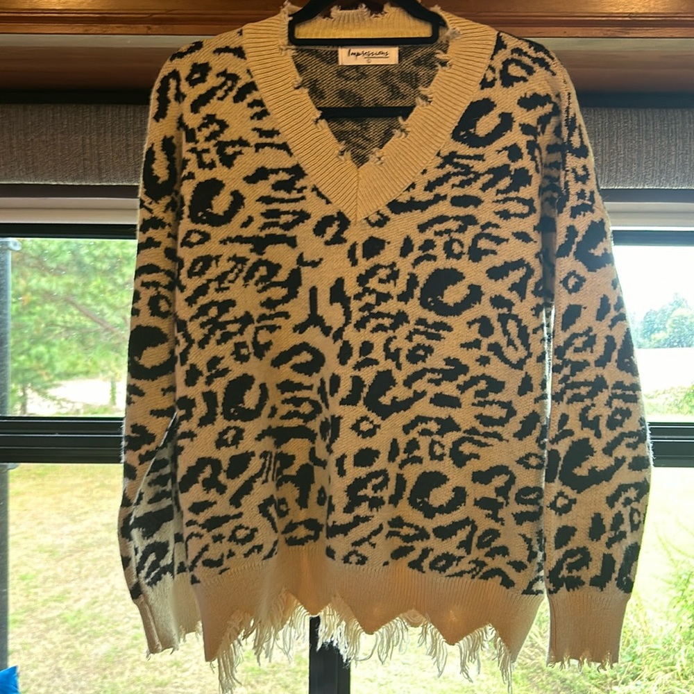LIKE NEW women’s cheetah pullover v-neck sweater size Large by Impressions